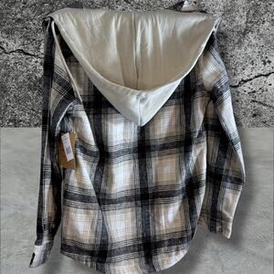 •NWT• Brooklyn Cloth MFG Co Plaid Shacket
Cream & Black Button up • Size Small